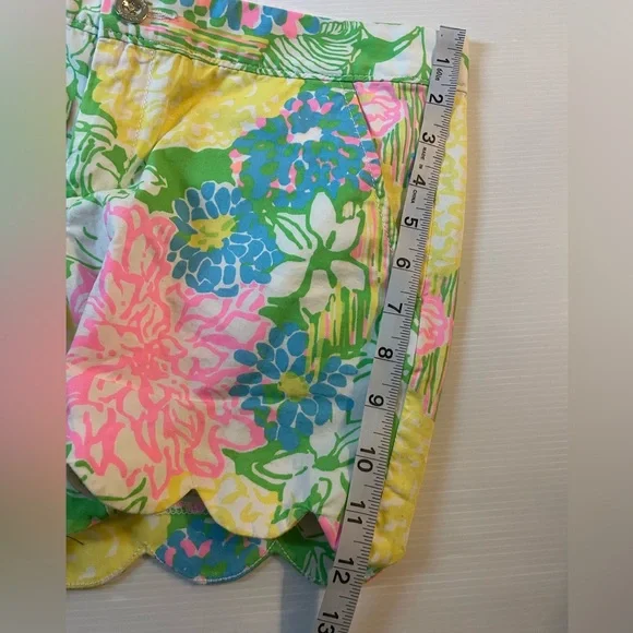 Lilly Pulitzer Women’s Hibiscus Stroll The Buttercup Shorts Scalloped Size 2 - Picture 8 of 9